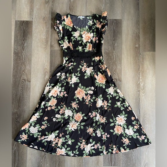 Cupshe V-neck Mid Length Lace Trims A-shape Dress - Picture 3 of 6